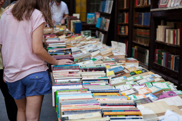 Comprador buscando libros de segunda mano en Madrid